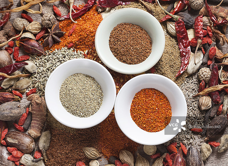 放在桌子上的大量食材 佐料图片素材