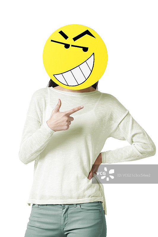 年轻女子戴着一张卡通笑脸图片素材