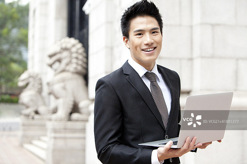 快乐商务男士与笔记本电脑图片素材