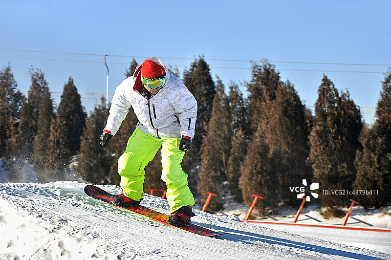 在滑雪场滑雪的年轻人图片素材