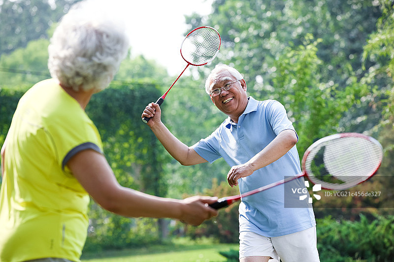 幸福的老年夫妇打羽毛球图片素材