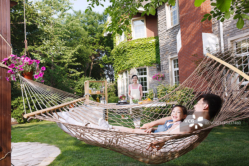 幸福的三口之家在花园里图片素材