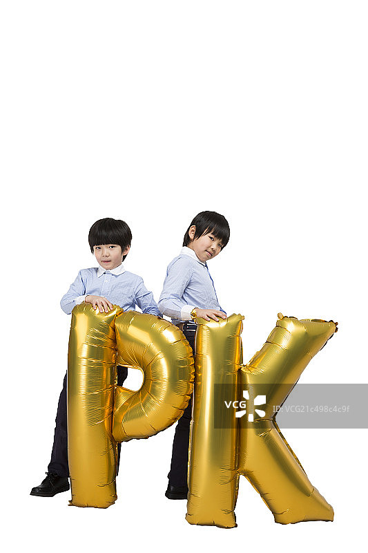 小朋友举着字母模型图片素材