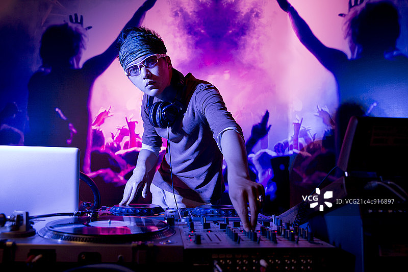 DJ在室内打碟图片素材