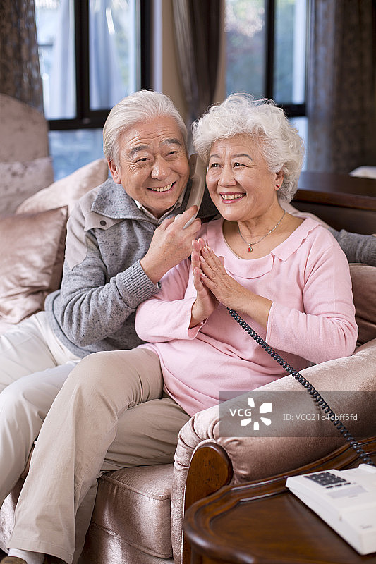 老年夫妇打电话图片素材