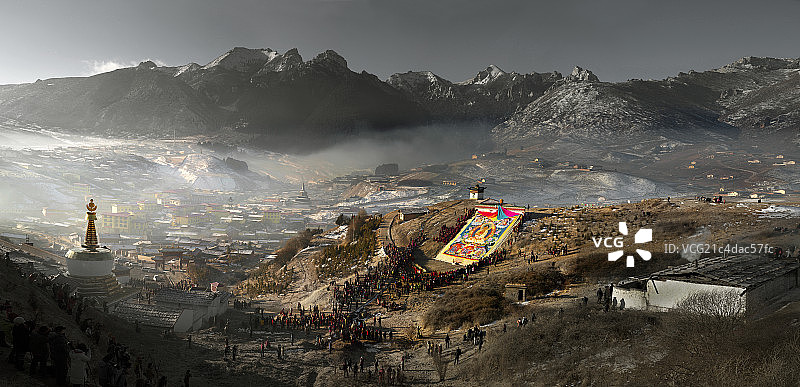 甘肃郎木寺展佛全景图片素材