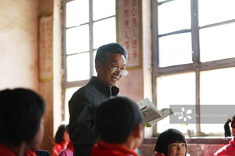 乡村小学老师上课图片素材