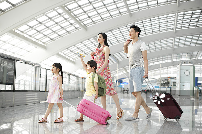 快乐一家人准备出发图片素材