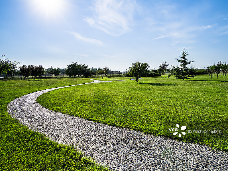 弯曲的鹅卵石小路图片素材
