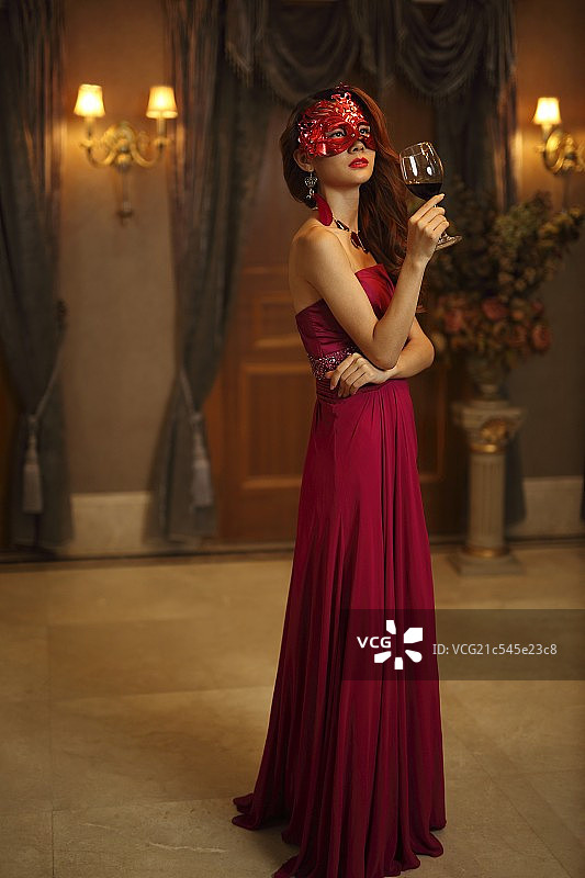 化妆舞会上带着红色面具的贵族女人图片素材