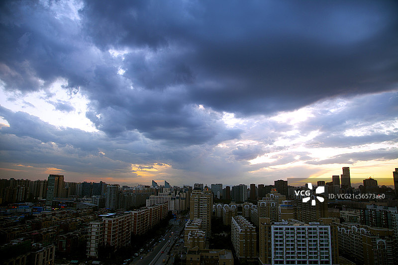 乌云下的建筑群图片素材