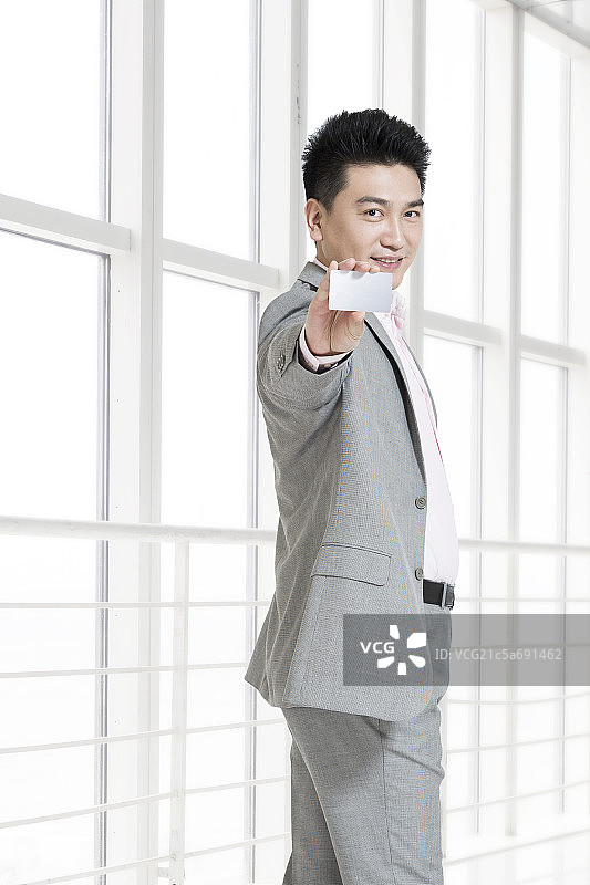 中年商务男士展示银行卡图片素材