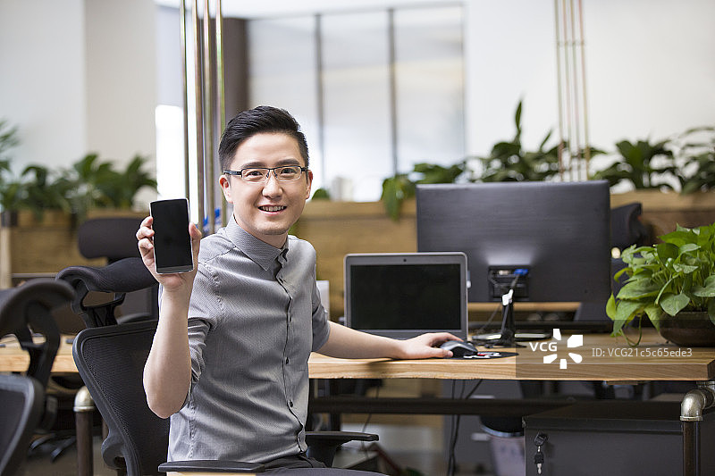 IT工作者展示一款手机图片素材