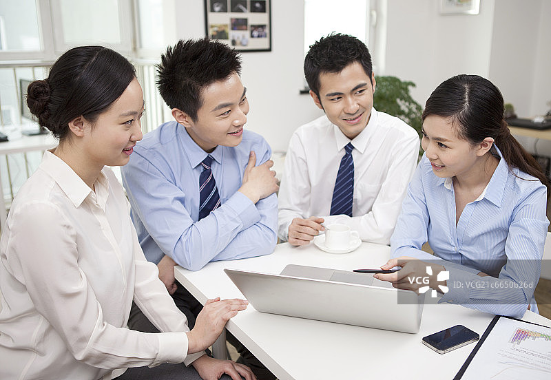 商务人士讨论工作图片素材