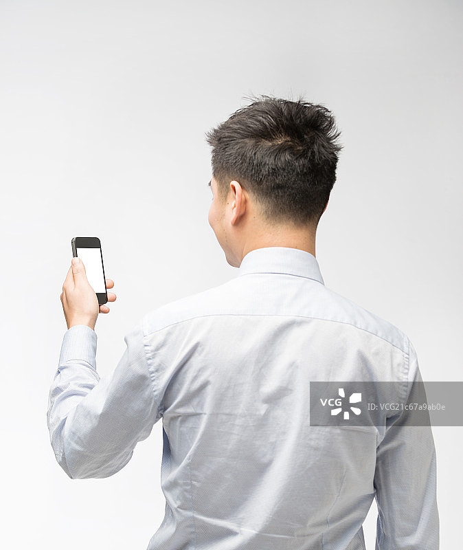 正在使用手机的年轻男性白领图片素材