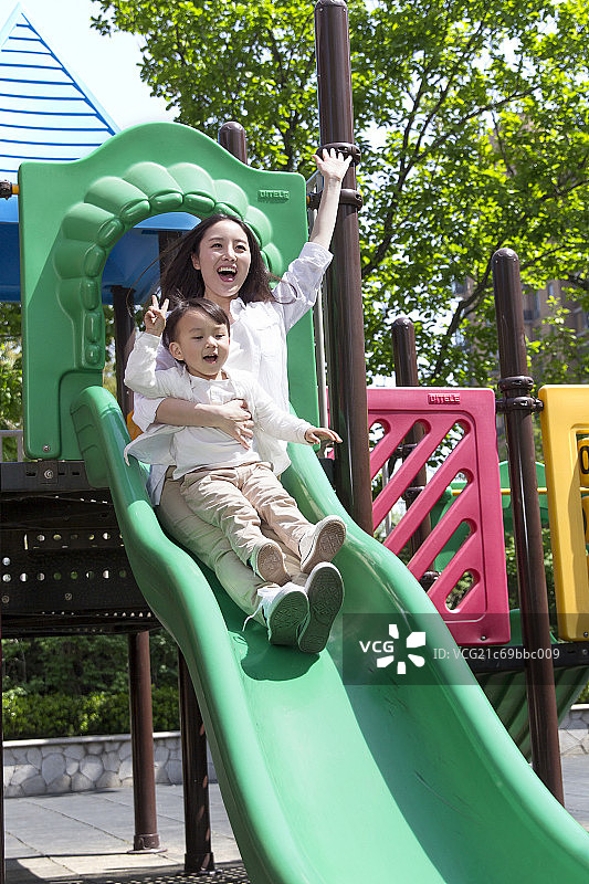 母亲与孩子玩滑梯图片素材