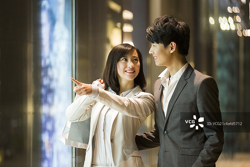 年轻情侣下班后购物图片素材