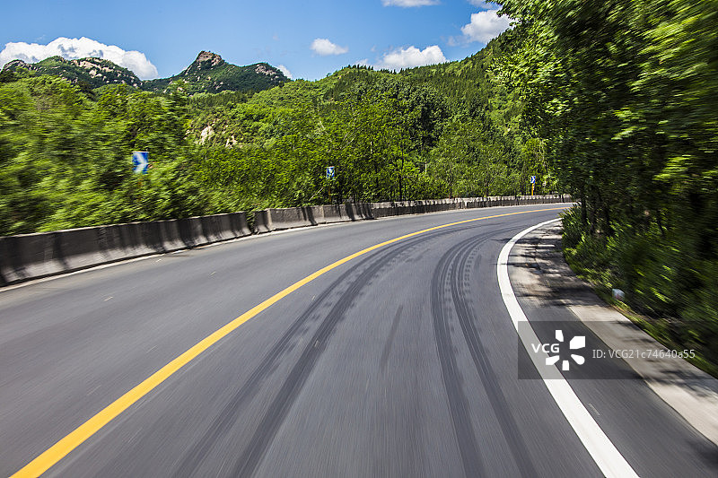 山区的国道绿树林弯道轮胎印记图片素材