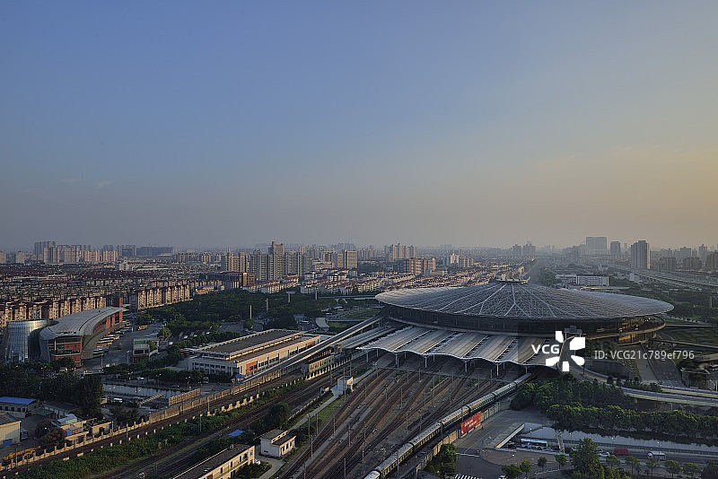 黄昏中的上海火车南站图片素材