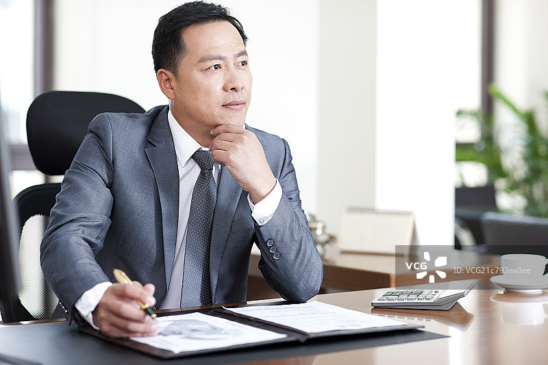 中年商务男士在办公图片素材