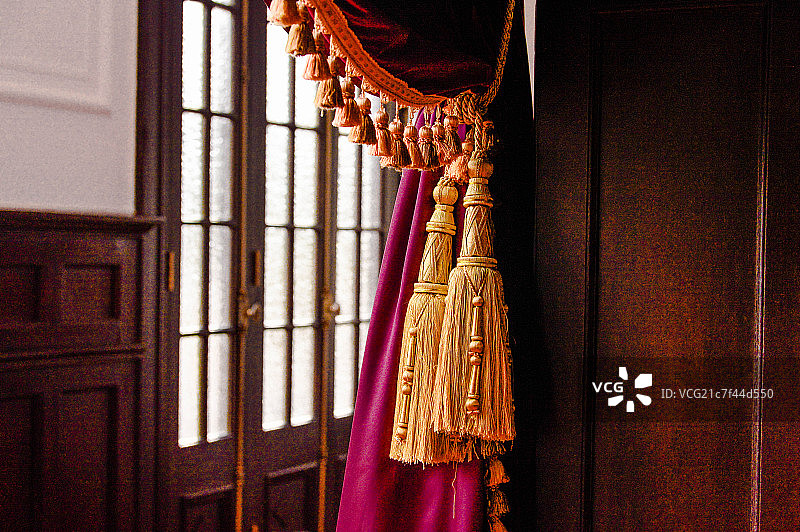 带穗装饰物的窗帘图片素材