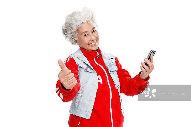 时尚老年人拿着手机并竖起大拇指图片素材