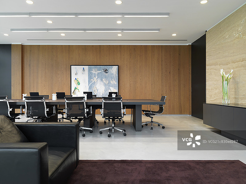Arranged conference table in office图片素材
