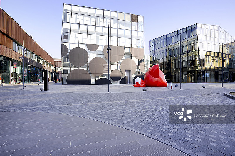 北京三里屯太古里国际品牌旗舰店和广场道路图片素材