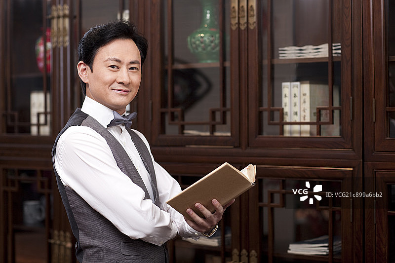 成功商务男士看书图片素材