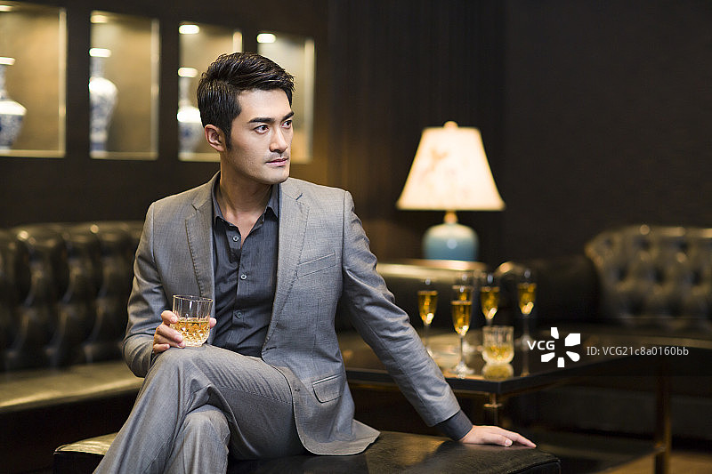 年轻商务男士与香槟图片素材
