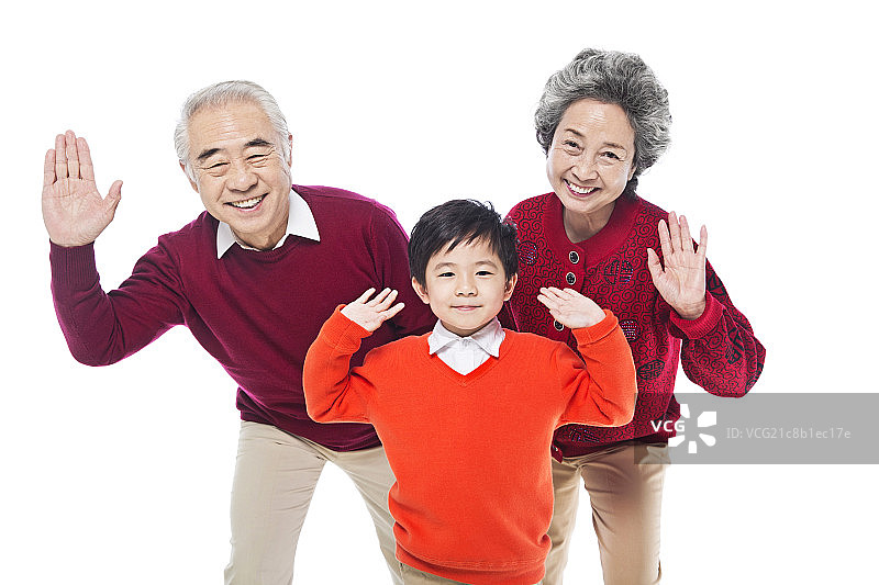 穿红色毛衣拜年的祖孙三人图片素材