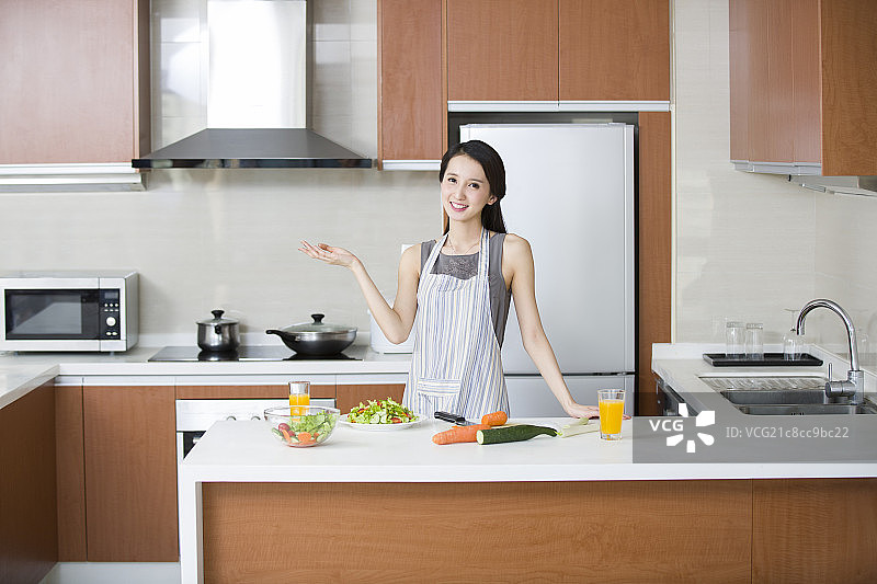 年轻女子在厨房做饭图片素材