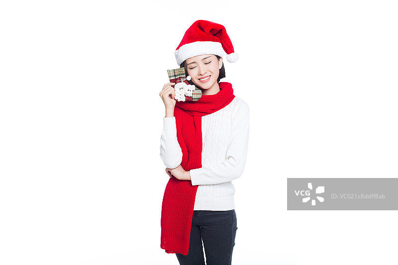 戴圣诞帽的青年女子手拿圣诞袜图片素材