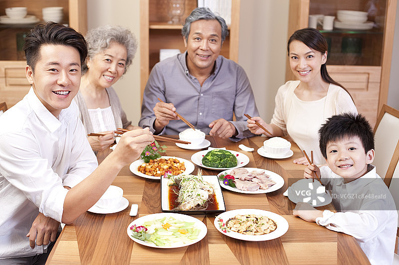 一家人享受快乐用餐时光图片素材