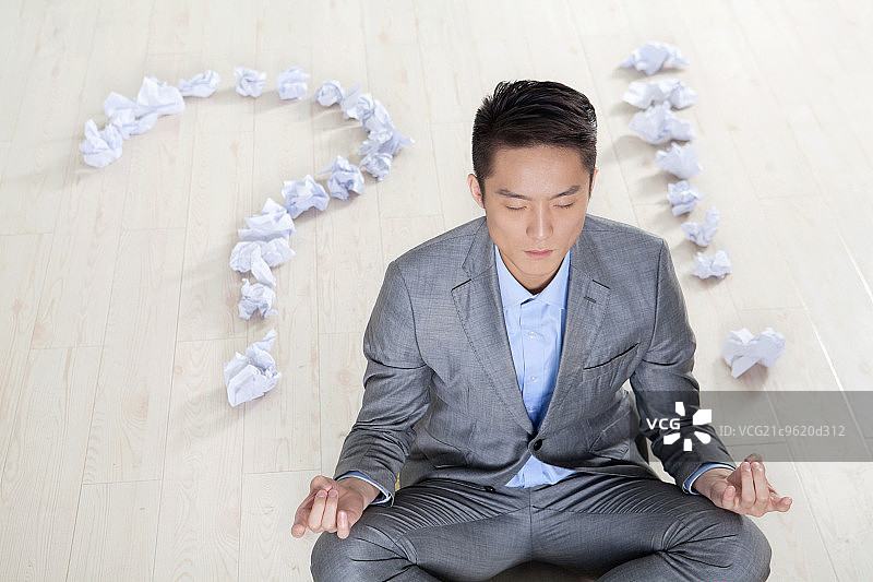 在地上打坐的商务男士图片素材