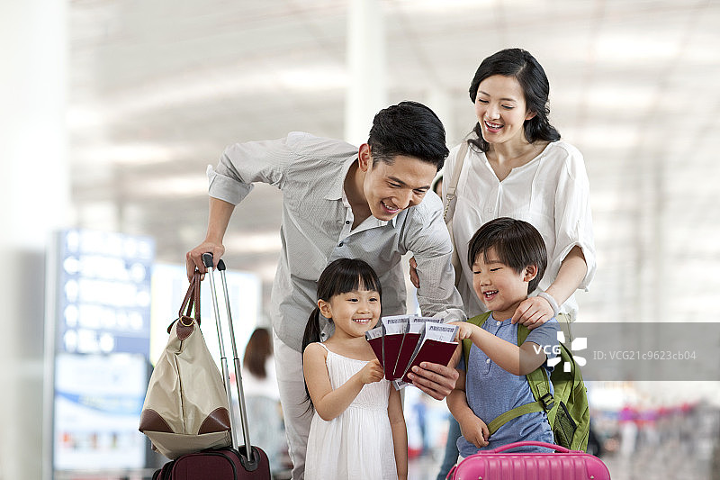 快乐一家人在机场图片素材