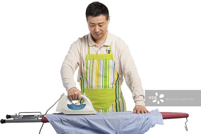 中年居家男人熨衣服图片素材