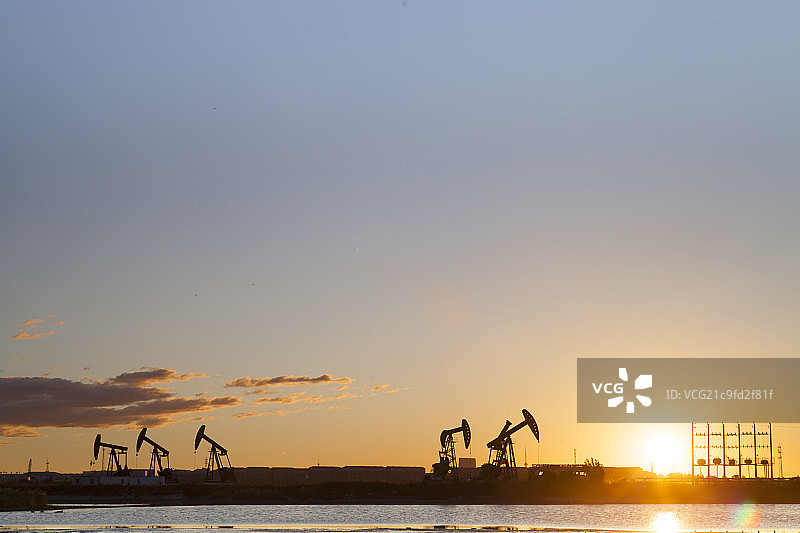 大庆油田的抽油机图片素材