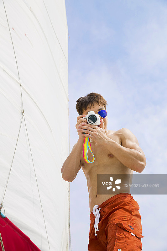 青年男人海上度假图片素材