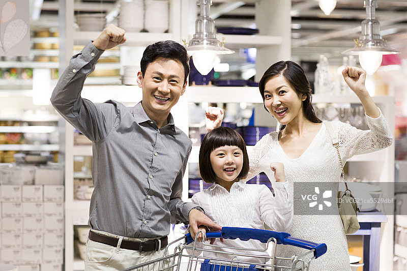 兴奋的一家三口振臂欢呼图片素材