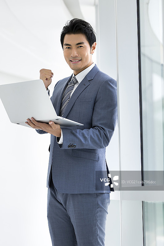 商务男士使用电脑图片素材