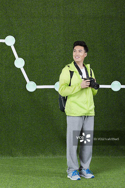 草地创意男青年户外旅游图片素材