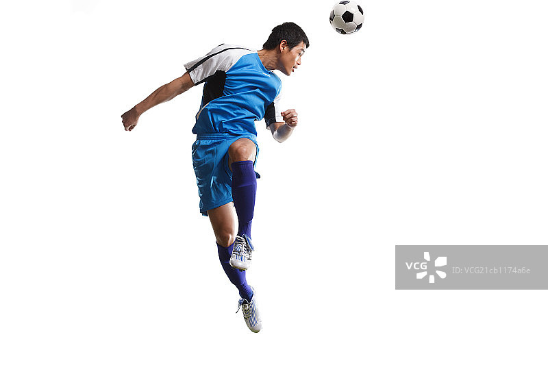 足球运动员踢球图片素材