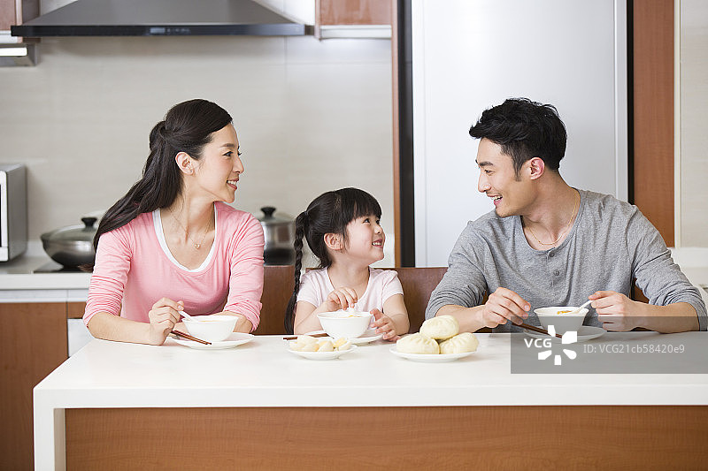 一家人吃早餐图片素材