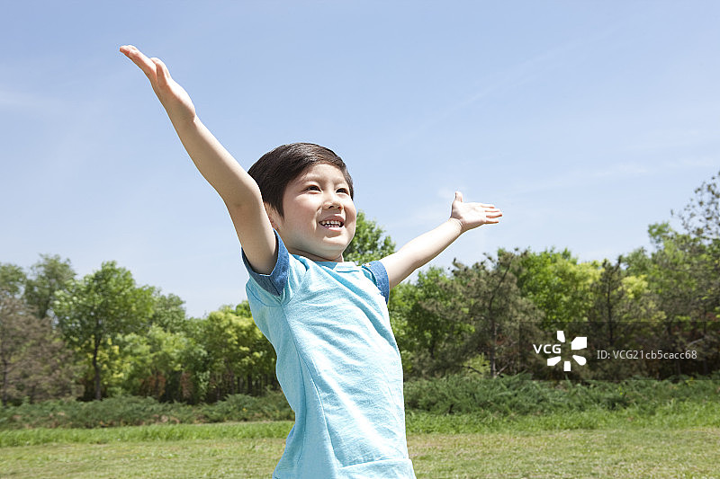 快乐小男孩张开双臂图片素材
