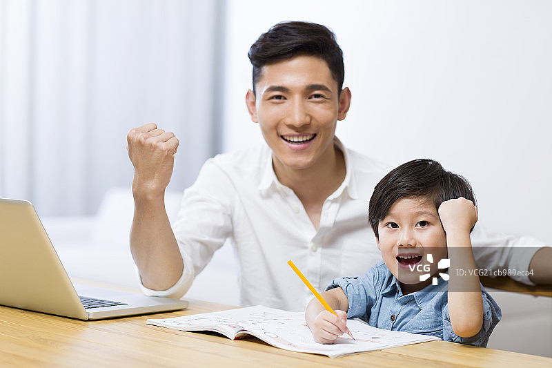 父子俩庆祝胜利图片素材