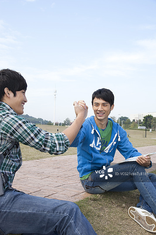 年轻大学生在公园郊游图片素材