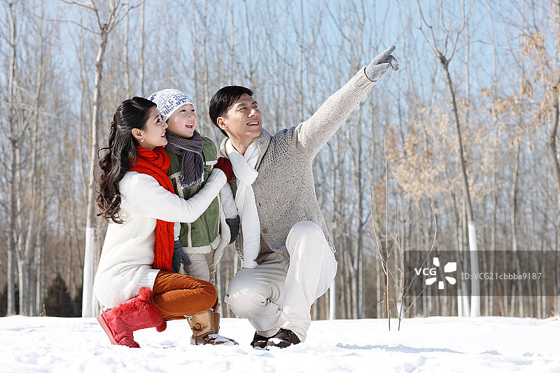 一家三口在雪地上玩耍图片素材