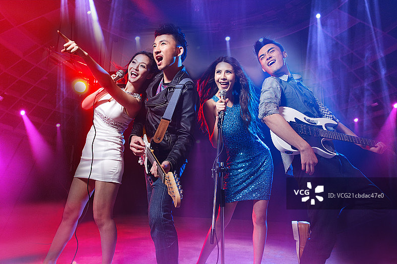 年轻人在酒吧唱歌跳舞图片素材
