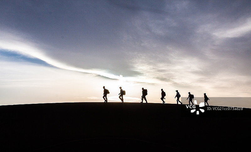 徒步行进图片素材